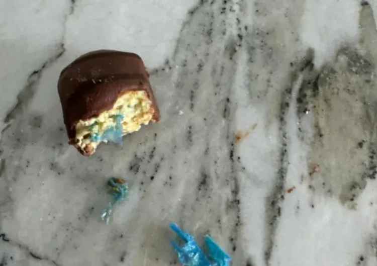 İçərisində plastik parçalar olan şokolad uşağın boğazında QALDI