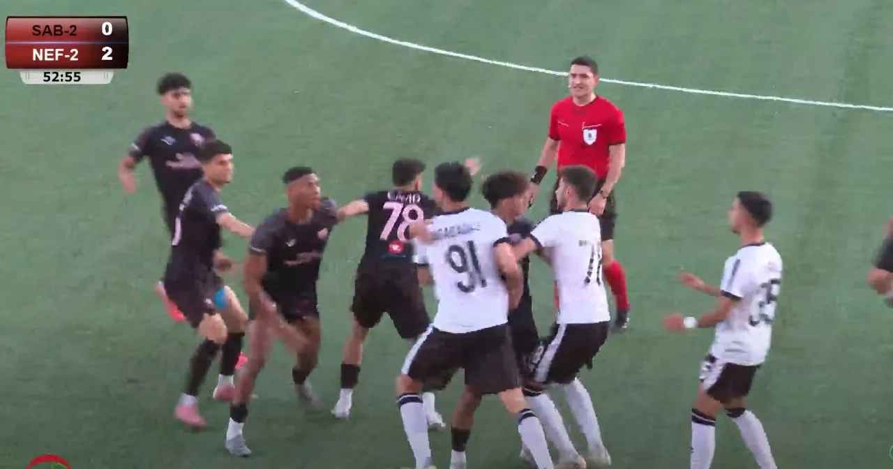 Ağadadaş Salyanski "Sabah"ın futbolçusunu boğmağa çalışdı, meydandan qovuldu - VİDEO