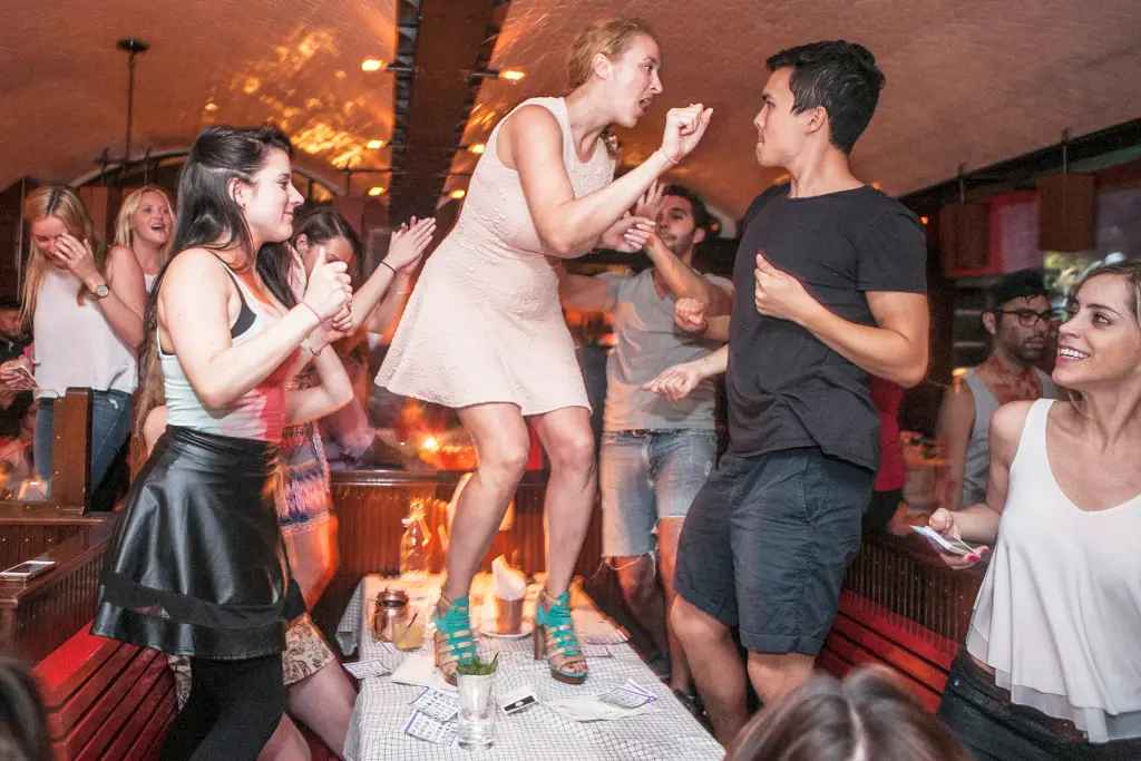 Xalq artistini masaya çıxarıb oynadıb, yerə uzadıb... - "Müəllim"in bağda etdiyi rəzalətin üstü açıldı - Foto