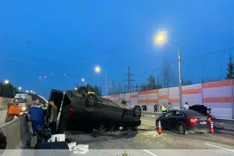 Moskvada mikroavtobus qəzaya uğradı, 2 nəfər öldü, azı 7 nəfər xəsarət aldı