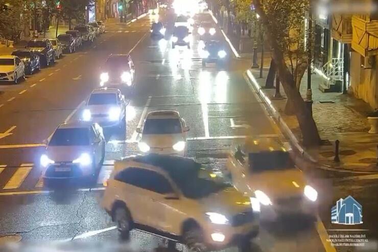 Bakının mərkəzində qəza: işıqforu qırdılar - HADİSƏ ANI - VİDEO - FOTO