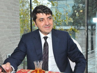 “Azərbaycan Qlobal Media Group”un rəhbəri Azərbaycana qarşı: Elnur Baimovu kim danışdırır? - Bir şərhin izi ilə…