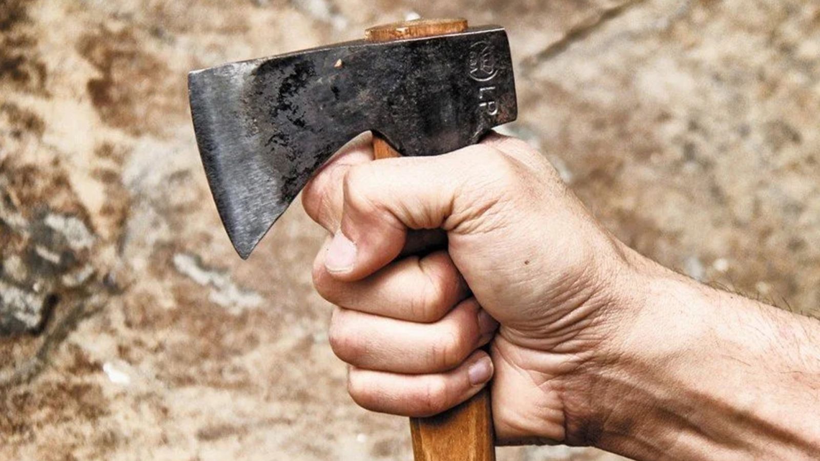 Tovuzda DƏHŞƏT: Oğul anasını balta ilə öldürdü, bacısını yaralayıb evi yandırdı
