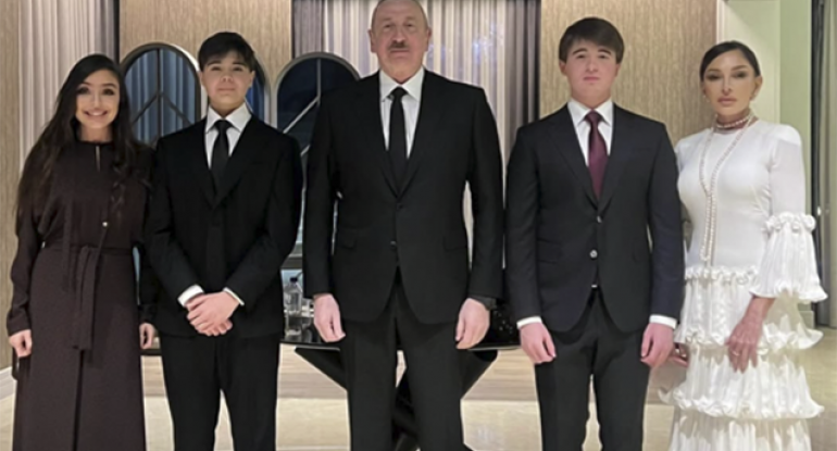 Prezident ailə üzvləri ilə Antalyada - FOTO