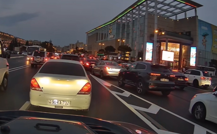 AYNA-nın dəyişiklik etdiyi yerdə yenə tıxac yarandı