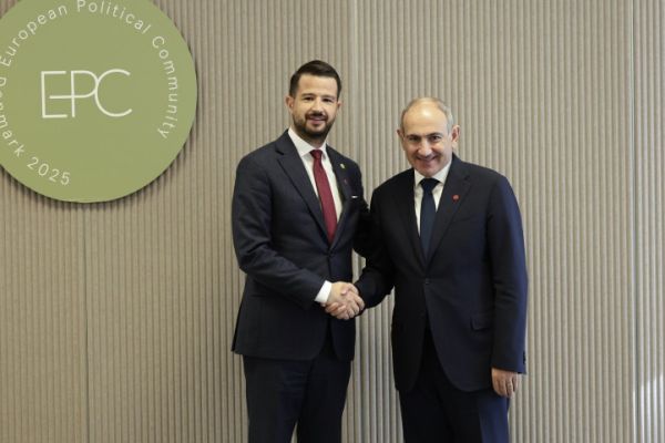 Paşinyanla görüşdə Azərbaycanla sülh sazişindən danışdı