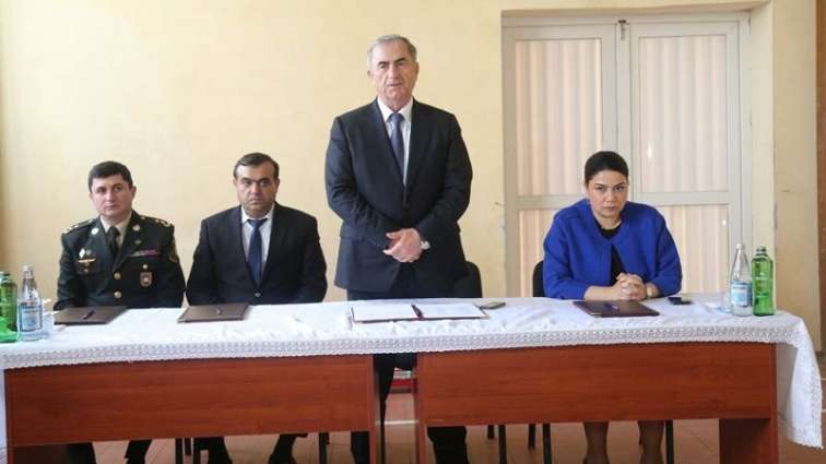 İcazəsiz icra başçısının qəbuluna getdi, direktor danladı - Xəstəxananın şüşəsini sındırdı