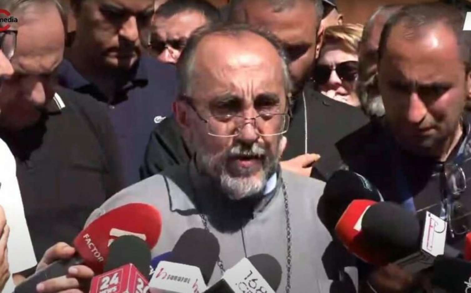 Eçmiədzindən hərbi çevriliş mesajı: Acapaxyan piyada İrəvana getdi və saxlanıldı - FOTO