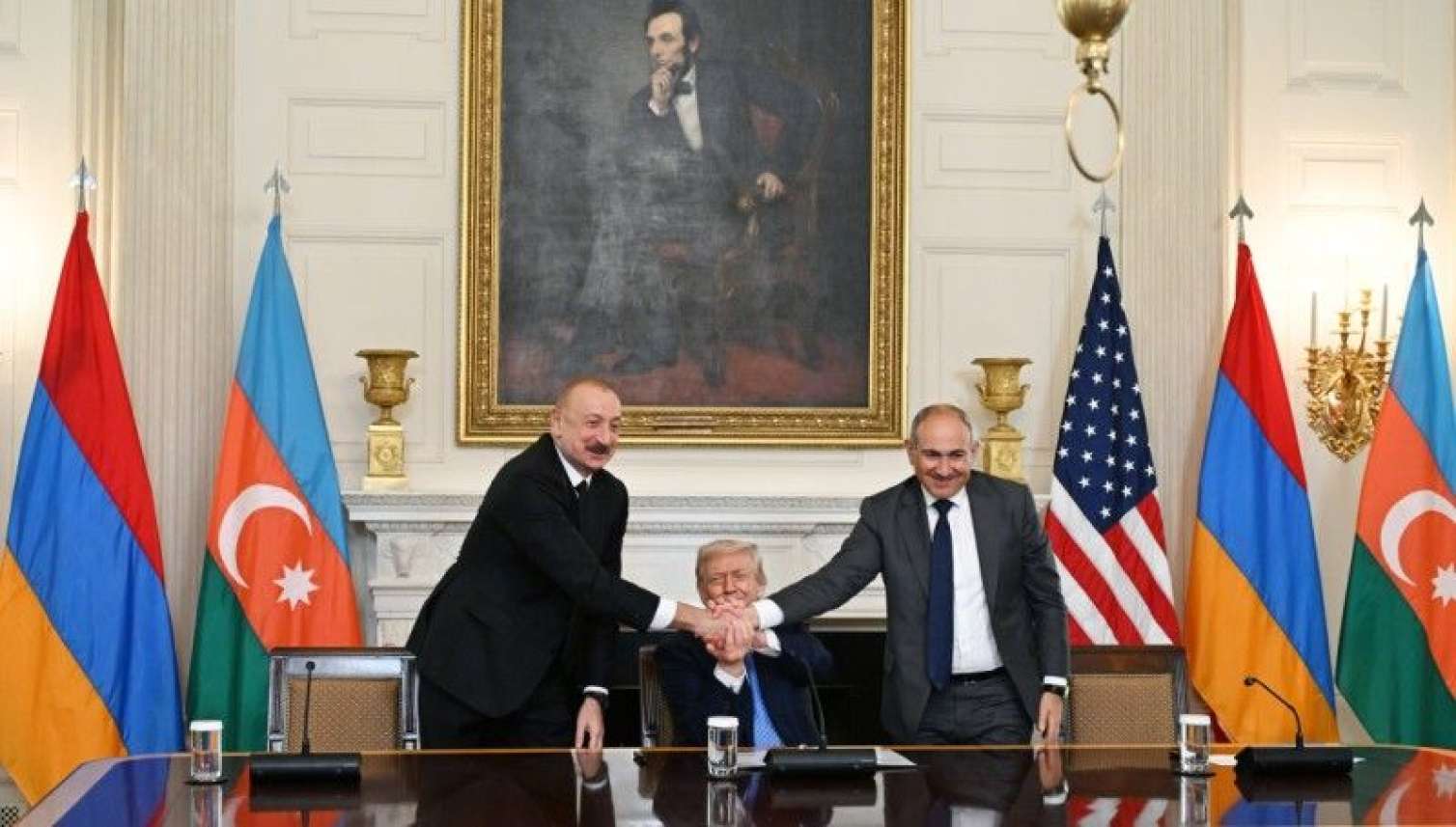 Trampın Əliyev-Paşinyan görüşüylə bağlı suala cavabı müzakirə yaratdı: "Kim, harada?" - VİDEO