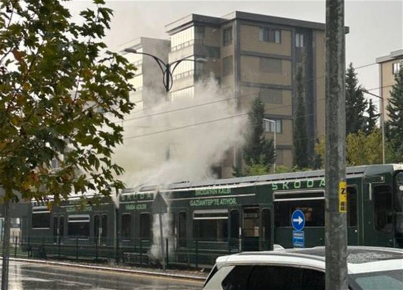 Türkiyədə sərnişin daşıyan tramvayı ildırım vurdu