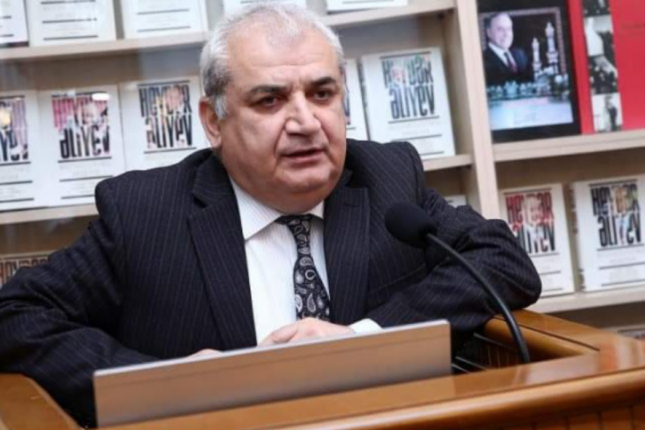 Əmrullayev təhsilə ayrılan pulları israf edir – Dosent