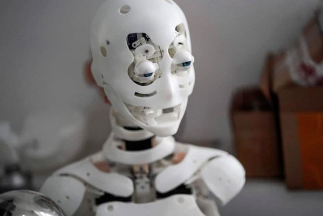 İranda sərgidə nümayiş etdirilən robotlar insan imiş - VİDEO