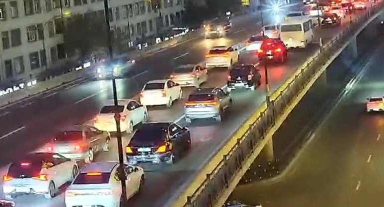 Paytaxt yollarında böyük tıxac yarandı - SİYAHI