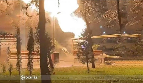Bakıda 2 maşın qaz borusuna çırpıldı: yanğın başladı - Video