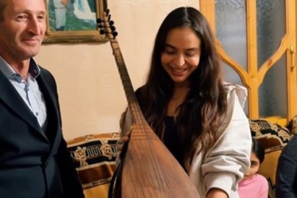 Leyla Əliyeva şamaxılı ailənin qonağı oldu, aşıq musiqisi dinlədi - VİDEO
