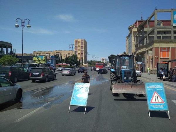 Bakının mərkəzində su borusu partladı - Video