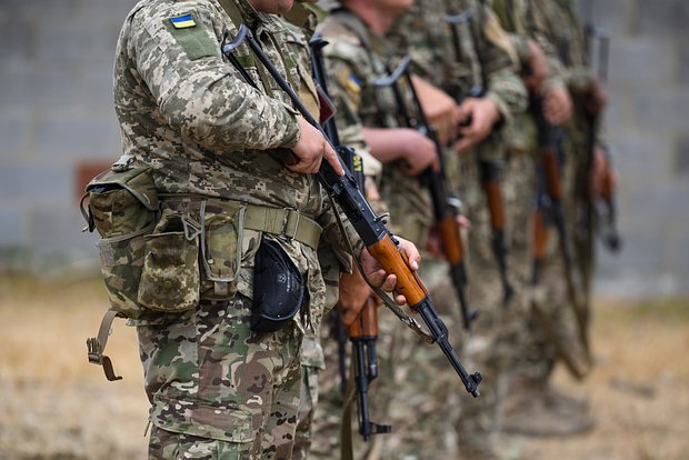  Könüllülər Ukrayna Silahlı Qüvvələrinin əsgərlərinə yardım daşımaq üçün səfərbər ediliblər