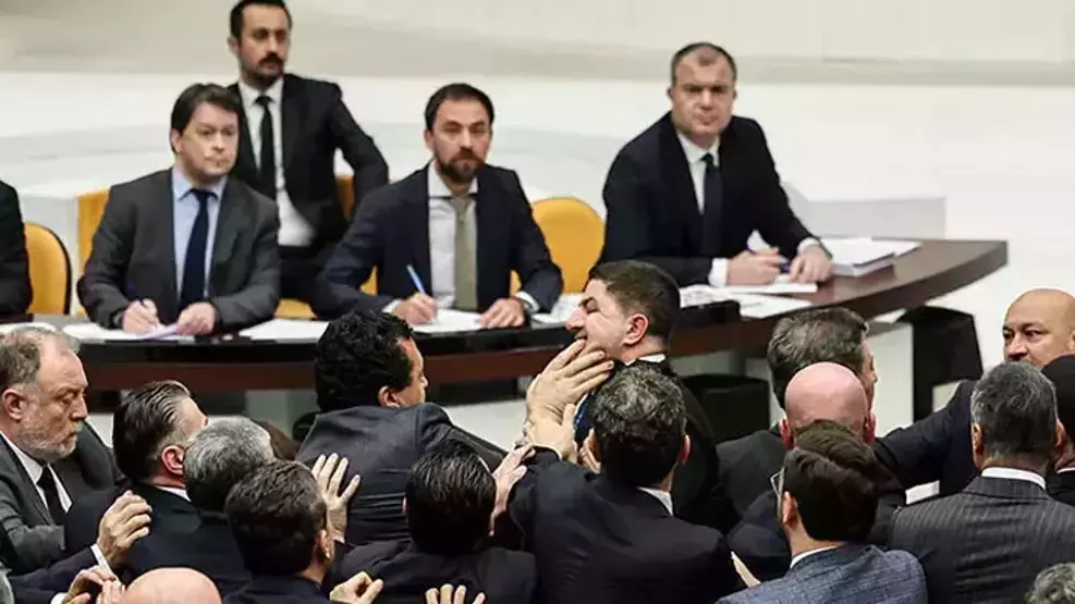 Müzakirələr Yumruqlarla Bitdi! 