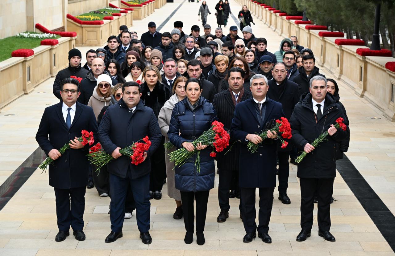 Ombudsman Səbinə Əliyeva və Aparatın kollektivi 20 Yanvar faciəsinin ildönümü ilə əlaqədar Şəhidlər xiyabanını ziyarət edib