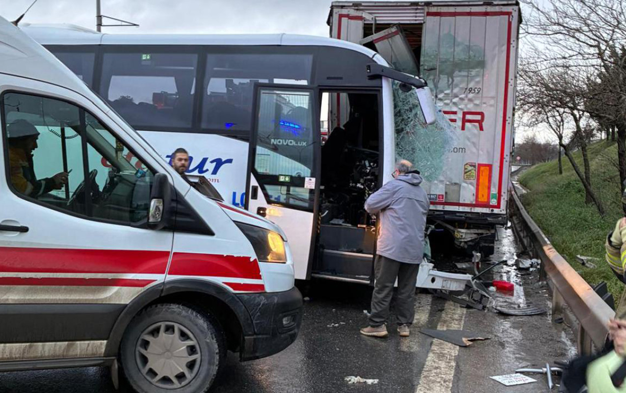 İstanbulda mikroavtobus yük maşını ilə toqquşdu - Yaralılar var