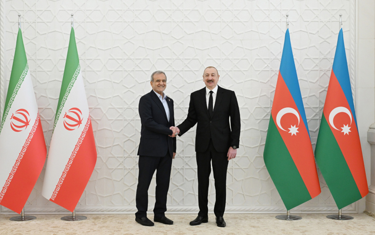 İlham Əliyev Pezeşkiana zəng etdi