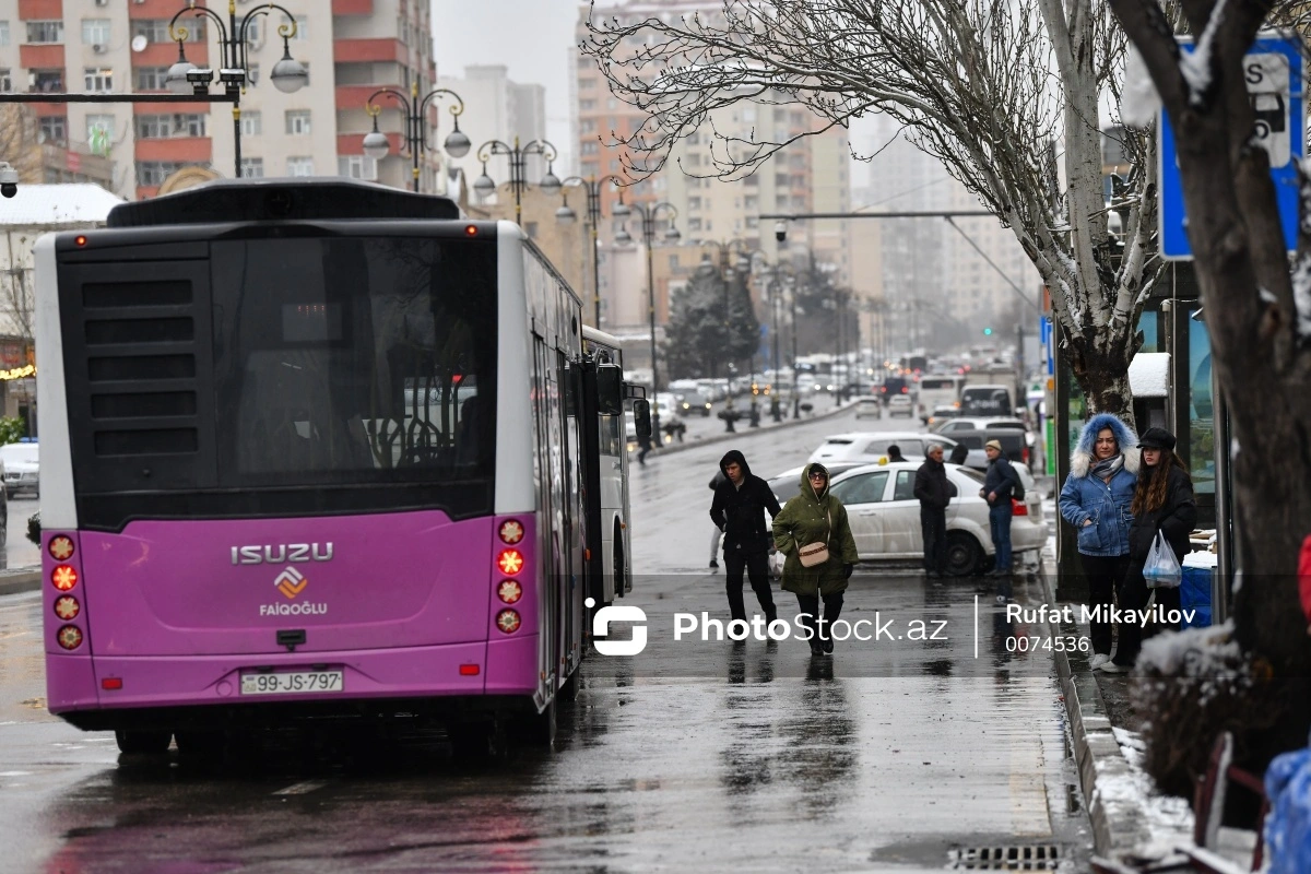 Bakıda "BakuBus" minik avtomobili ilə toqquşdu: Sərnişinlərin düşürülüb yönləndirildiyi avtobus da qəzaya düşdü