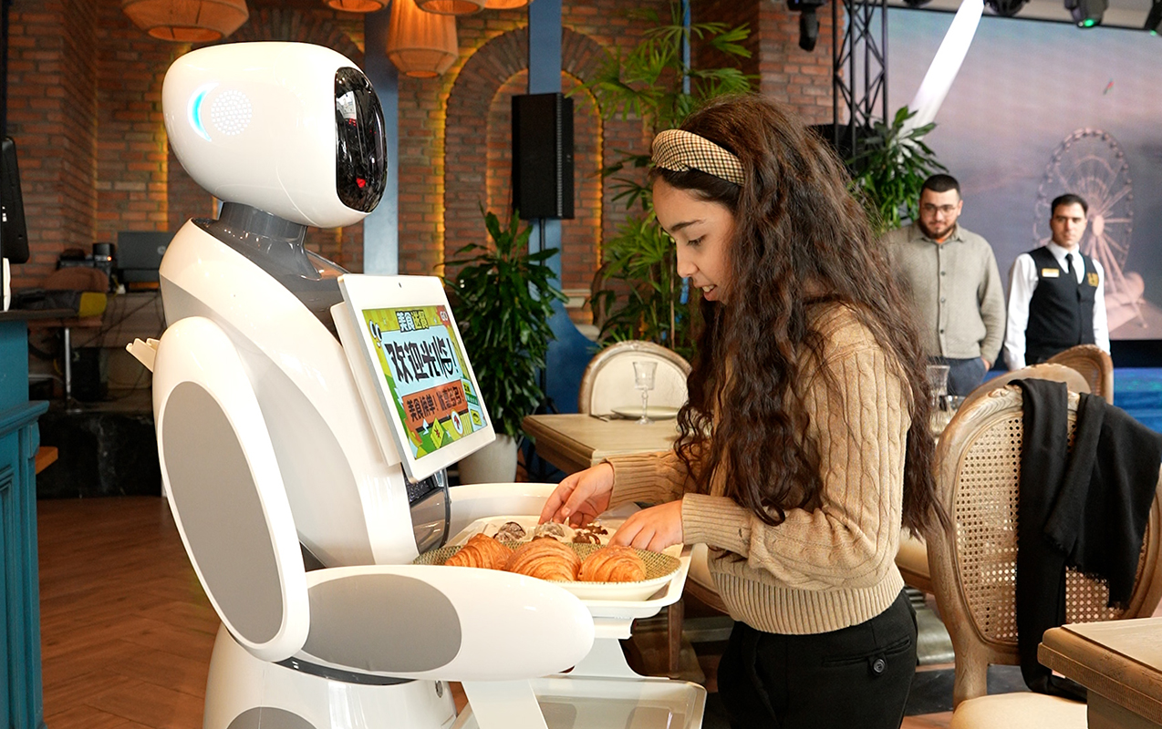 “Azera Holdinq” restoran sektoruna robot ofisiant texnologiyasını gətirdi - Fotolar