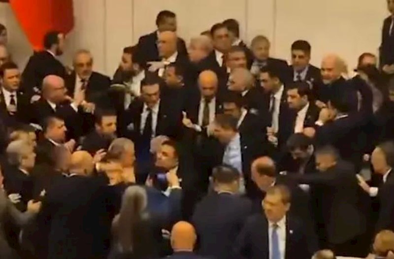   Türkiyə parlamentində dava düşdü – Video