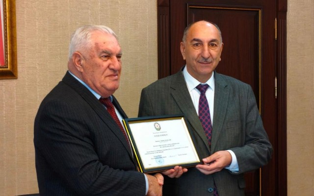 İcra başçısı yenicə işə götürdüyü köməkçisini vəzifədən azad etdi