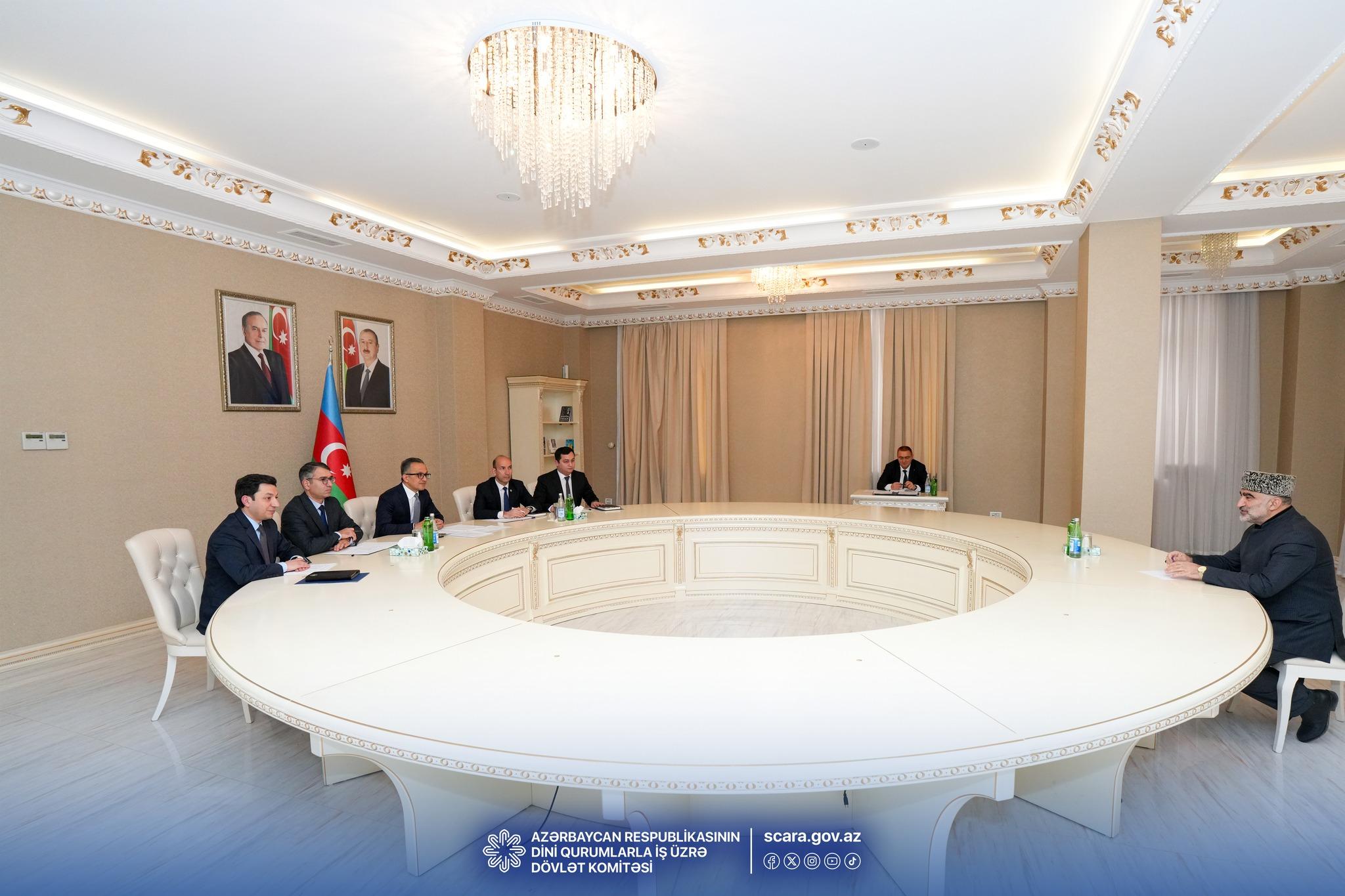“ANALOQSUZ” MƏMUR STOLU - Komitə sədri vətəndaşla niyə uzun məsafə saxlayır? + FOTO