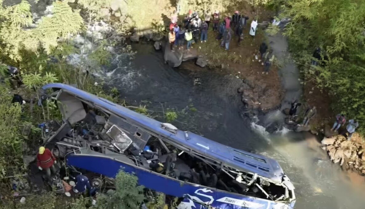 Sərnişin avtobusu çaya düşdü: 18 ölü