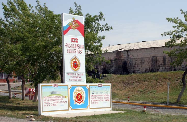 İrəvanın 102-ci Rusiya bazası ilə bağlı planı: Paşinyan Avropada açıqladı