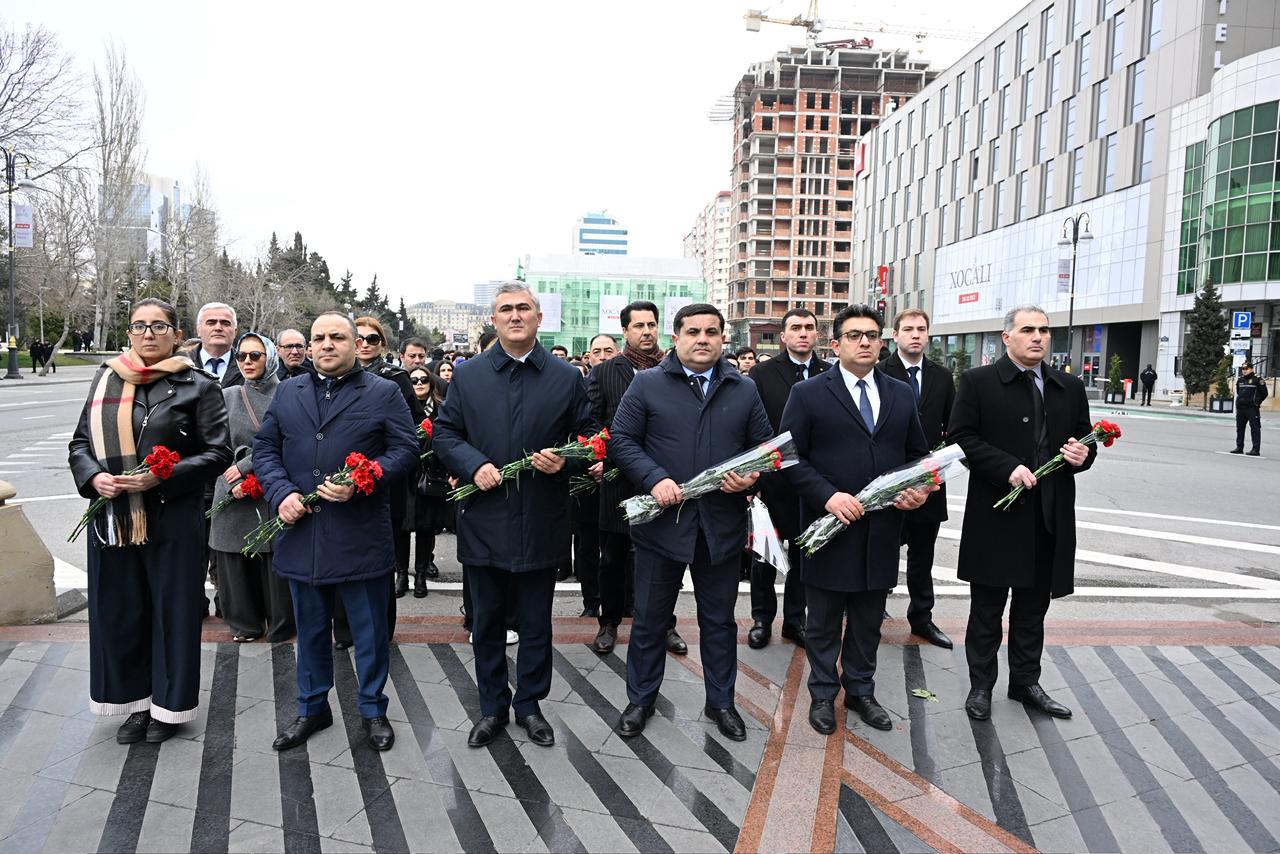 Ombudsman Aparatı Xocalı soyqırımının ildönümü ilə əlaqədar “Ana harayı” abidəsini ziyarət ediblər