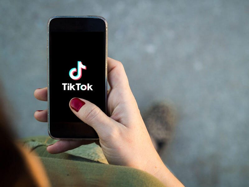 Tiktokda rəy yazan arvadını döydü