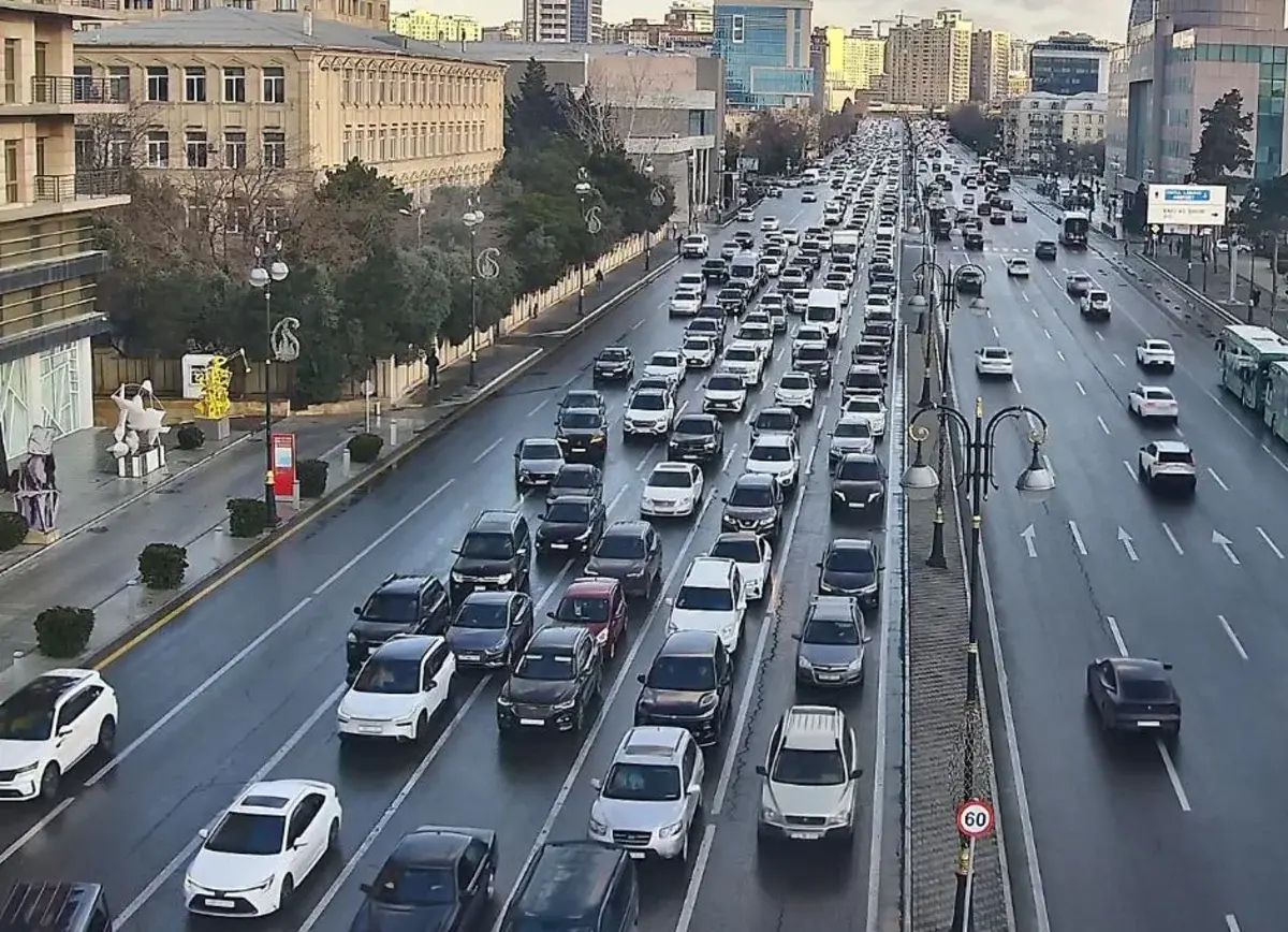 Bakıda 21 istiqamətdə tıxac yaranıb - SİYAHI