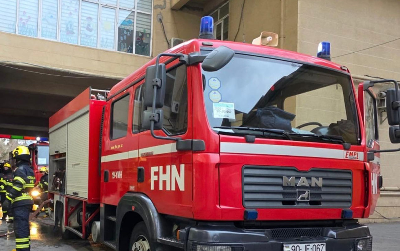 Bakıda çoxmərtəbəli yaşayış binasında yanğın - Sakinlər təxliyə edildi