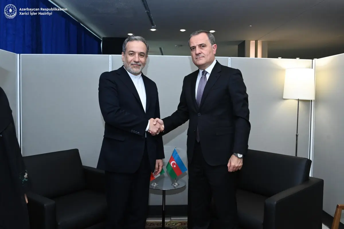 Ceyhun Bayramov Abbas Əraqçi ilə regional vəziyyəti müzakirə edib
