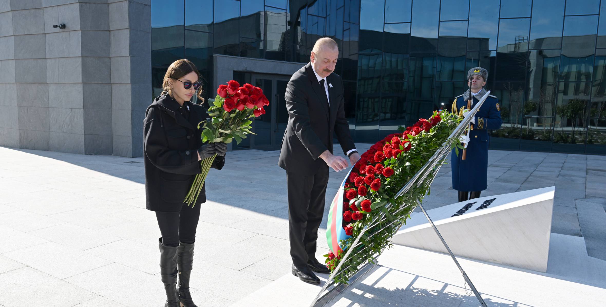 İlham Əliyev Tbilisidə Qəhrəmanlar Memorialını ziyarət edib