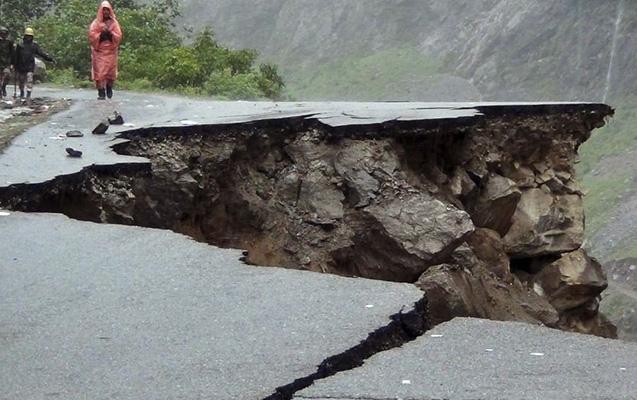 Bibiheybət yolunda da torpaq sürüşməsi baş verdi - Hərəkət məhdudlaşdırıldı