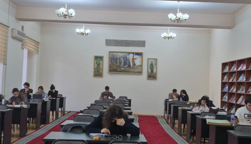 Sayt yaradan kim, qızla tanış olan kim, yuxuya gedən isə... Məşhur kitabxanada KİTAB kimi gün - REPORTAJ
