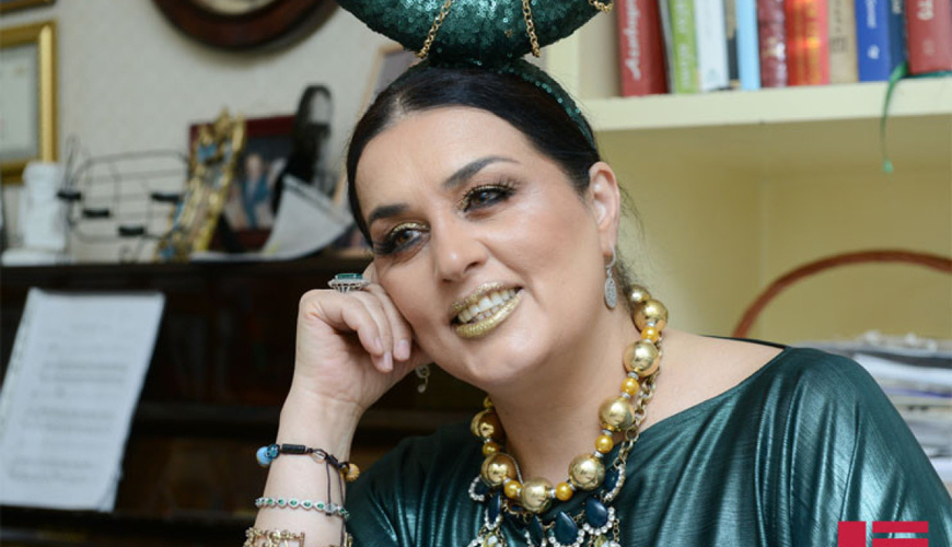 Elza Seyidcahan evinin balaca olmasından gileyləndi