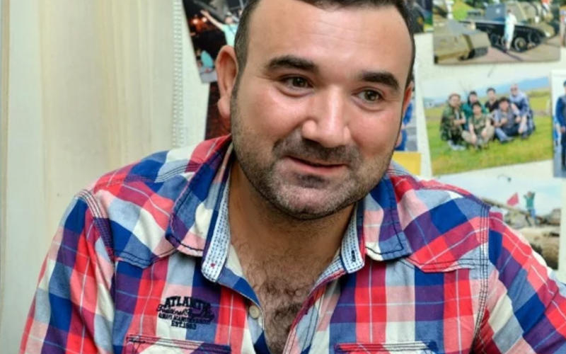 Azərbaycanlı aktyor yıxılıb ayağını sındırdı 