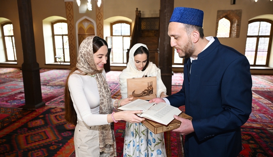 Leyla və Arzu Əliyevalar Xan məscidində - FOTOLAR