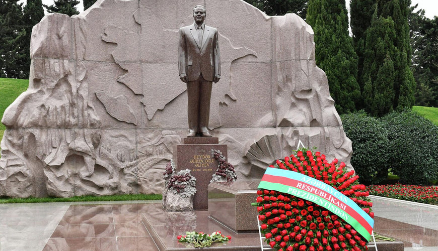 Dövlət və hökumət rəsmiləri Ulu Öndər Heydər Əliyevin məzarını ziyarət ediblər