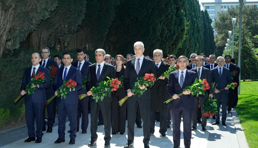 Əmək və Əhalinin Sosial Müdafiəsi Nazirliyinin kollektivi Heydər Əliyevin məzarını ziyarət etdi