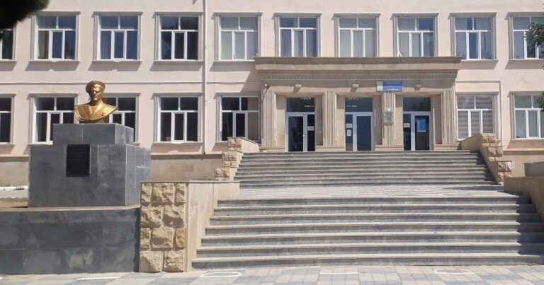 Şagirdə klinikada korset taxıldı: 233 nömrəli məktəbdə nə baş verir?