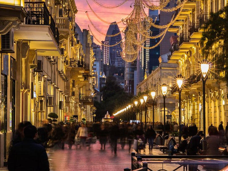 "Torqovı"da 12 yaşlı qız turisti qarət etdi, atası həbs olundu