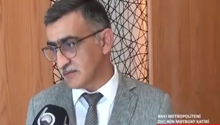 Metropoliten rəsmisi sərnişinlərə çıxış yolu göstərdi - VİDEO