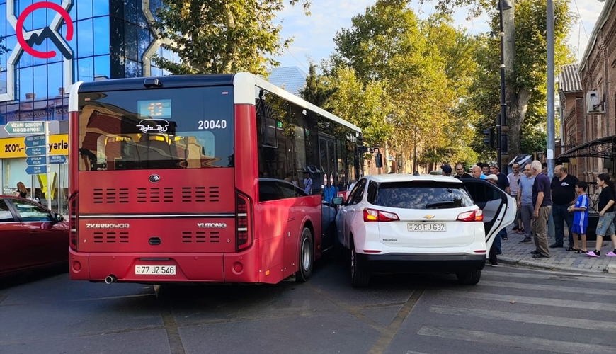 Gəncədə “Baku Bus” qəzaya düşdü - FOTOLAR
