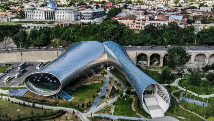 Saakaşvili dövrünün simvolu sökülür - Tbilisinin ən məşhur yeni tikilsi idi + FOTO